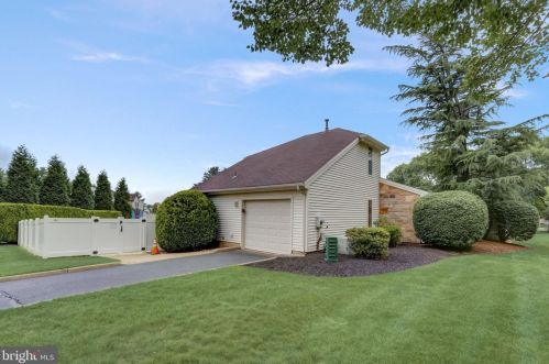 4 Crawford Ct, Trenton NJ  08690-3618 exterior