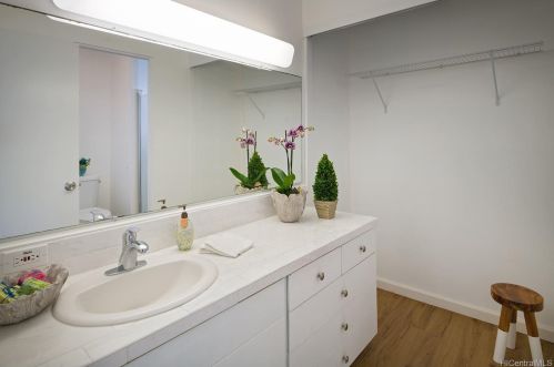 394 Puamamane St, Honolulu HI 96821-2132 exterior