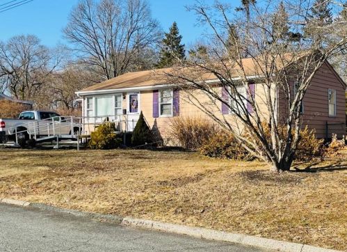 19 Ashwood Cir, Warwick, RI 02886-2001