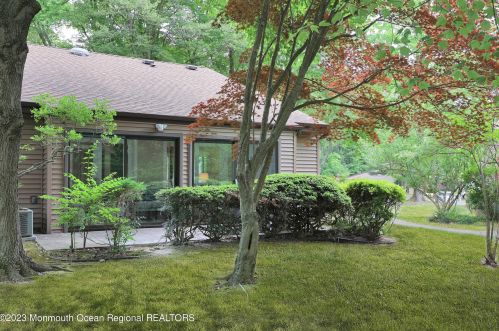 29 Manchester Ct, Tinton Falls NJ 07701-5490 exterior