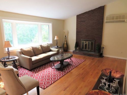 10 Summit Dr, Windsor CT  06095-3238 exterior