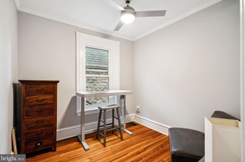 25 Gravers Ln, Philadelphia PA 19118-0041 exterior