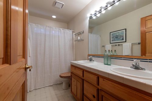 13552 Pathway Ave, Truckee CA  96161-6219 exterior