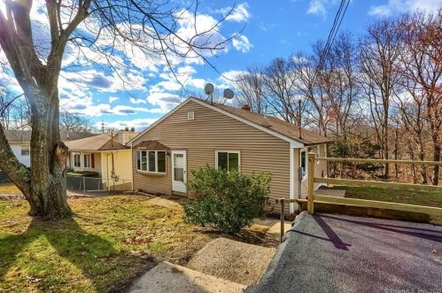 51 Oldham Ave, Waterbury, CT 06705-3033