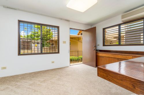 1572 Kalakaua Ave, Honolulu HI  96826-2401 exterior
