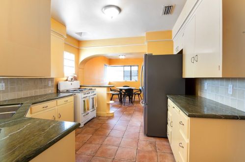 1549 Western Ave, Glendale CA  91201-1215 exterior
