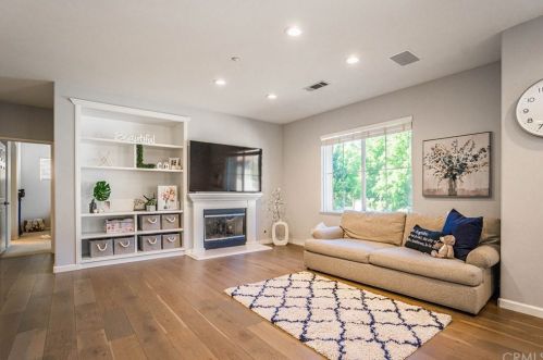 72 Salton, Irvine CA  92602-2425 exterior