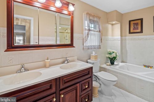 16 Ronit Dr, Trenton NJ 08628-2225 exterior