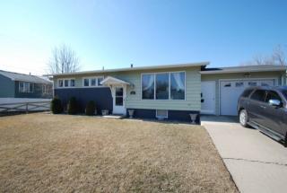 121 25th St, Minot, ND 58703-3353