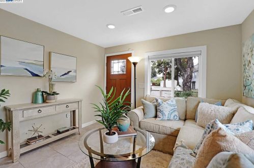 22716 4th St, Hayward, CA 94541-4306