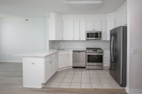 33 Ontario St, Chicago IL  60654-7760 exterior