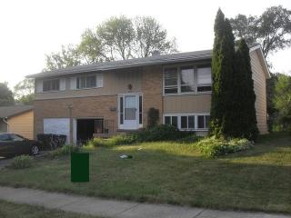 2204 Dover Rd, Waukegan, IL 60087-2119