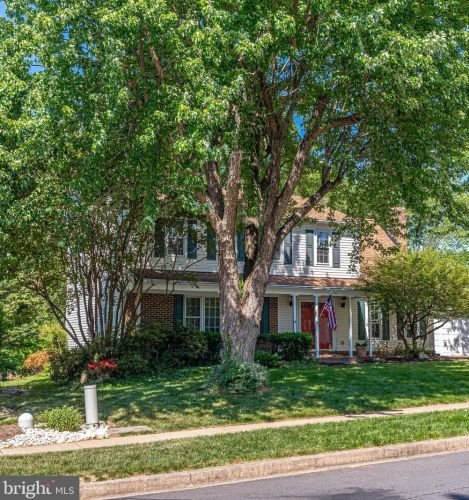 7938 Lake Pleasant Dr, Springfield, VA 22153-2708