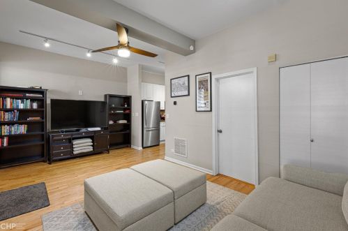 3531 Sheffield Ave, Chicago, IL 60657-1776