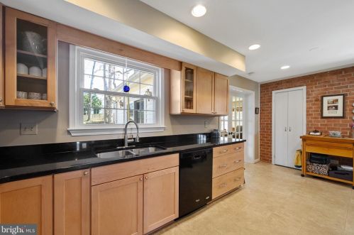 6705 Little Ann Ct, Springfield VA  22152-2629 exterior