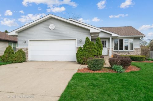 715 Blackburn St, Gurnee, IL 60031-2201