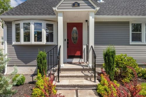 10 Elm St, Bloomingdale, NJ 07403-1314