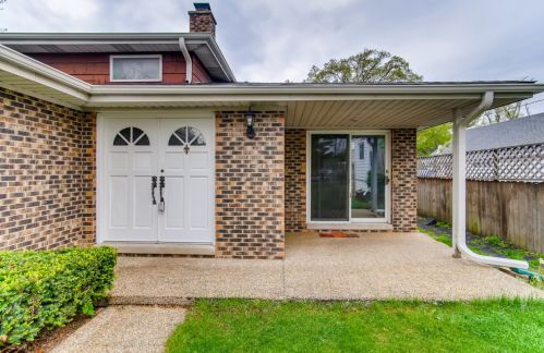 222 Graylynn Dr, Mount Prospect, IL 60056-2750