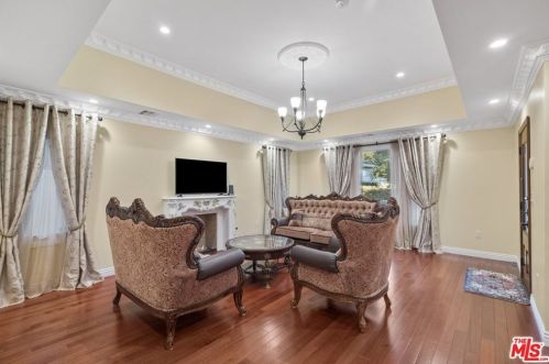 2417 Glenoaks Blvd, Glendale CA  91206-3027 exterior