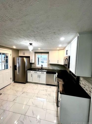 7 Sage Park Rd, Windsor, CT 06095-3327