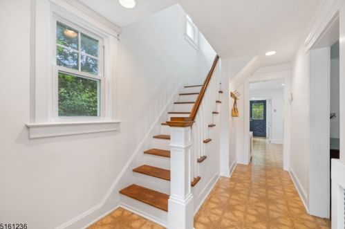 9 Castle Pl, Gillette, NJ 07933-2001