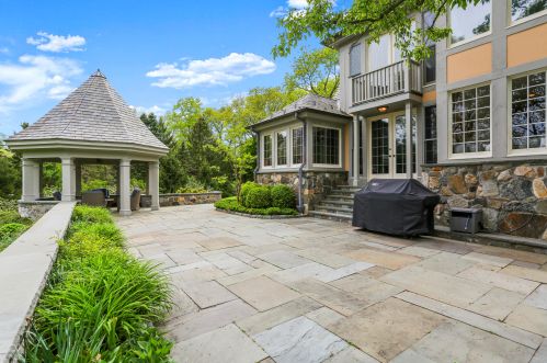 672 Lake Ave, Greenwich CT  06830-3854 exterior