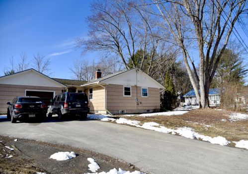 13 Glenwood St, Orono, ME 04473-3824