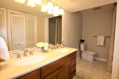 71 Montre Sq, Atlanta GA  30327-4044 exterior