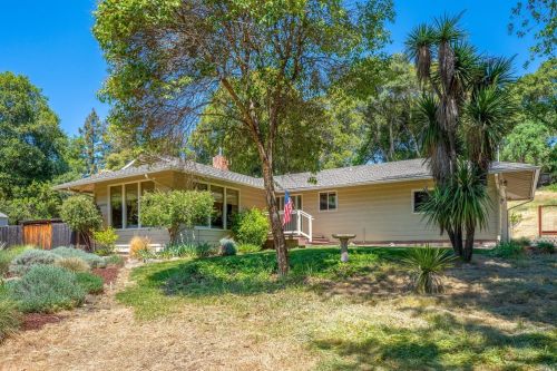 1291 Deerwood Dr, Ukiah, CA 95482-3605