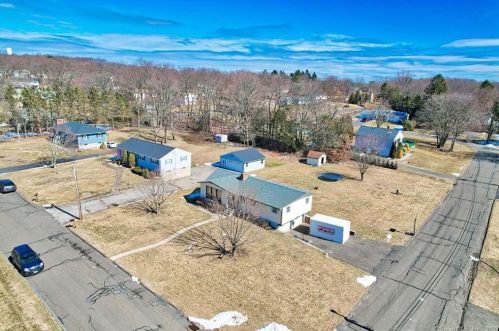 37 Jenny Ln, Waterbury, CT 06716-1634