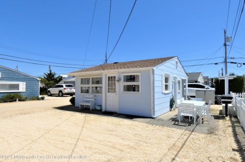 33 Penguin Way, Lavallette, NJ 08735-1318