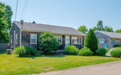 22 Rosedale Ter, Middletown, RI 02842-4822
