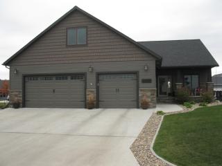 4593 Beach Ln, Fargo, ND 58104-6097