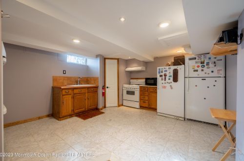 15 Hartshorne Pl, Middletown NJ  07748-2520 exterior