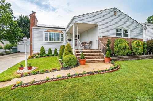 32 Grove Ave, Perth Amboy, NJ 08861-1508