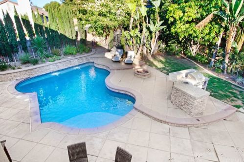 8730 Foxhollow Dr, Anaheim CA  92808-1674 exterior