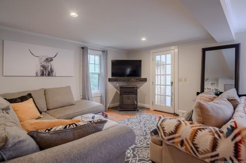 48 Riverside Rd, Sandy Hook CT  06482-1213 exterior