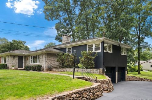 4 Berkshire Dr, Farmington, CT 06032-2506
