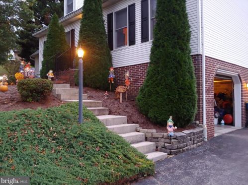 640 Locust Grove Rd, York, PA 17402-4528