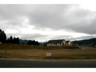 572 Fairway Estates Dr, Sutherlin, OR 97479-8815
