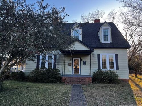 301 Central St, Maxton, NC 28364-1819