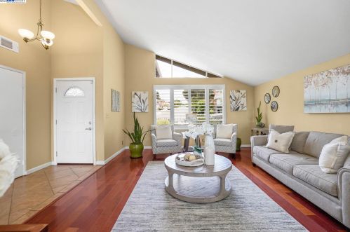 3571 Skyline Dr, Hayward, CA 94542-2503