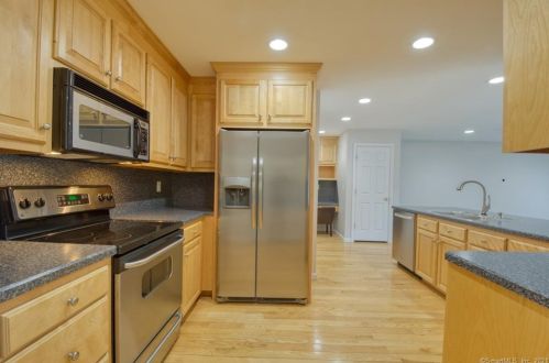 4 Canoe Birch Ct, Kensington, CT 06037-4088