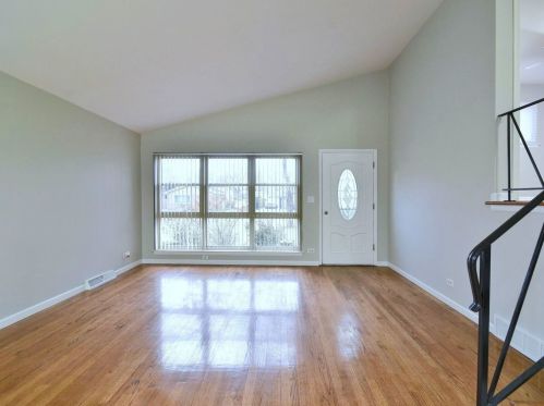 25 School St, Addison, IL 60101-3547