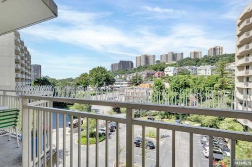 1077 River Rd, Edgewater NJ  07020-1336 exterior