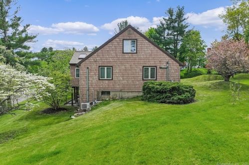 1 Yellow Yellow Cir, Middletown CT  06457-4929 exterior
