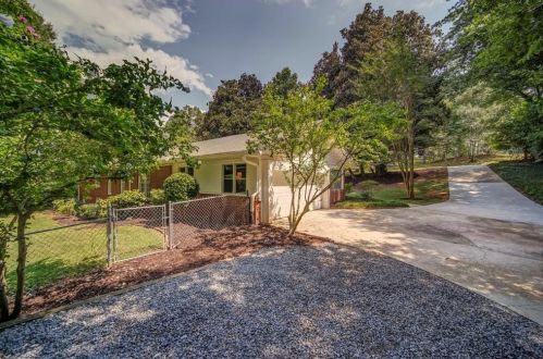 220 Beachland Dr, Atlanta GA  30342-2026 exterior