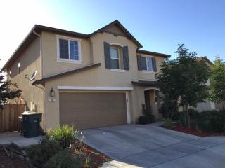 862 Kiwi St, Madera, CA 93638-9326