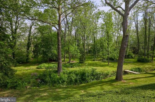 2021 Meadow Ridge Dr, Lancaster, PA 17601-5729