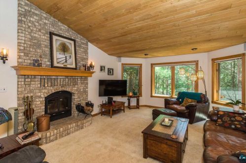 1321 Valley View Dr, Scanlon, MN 55720-2979